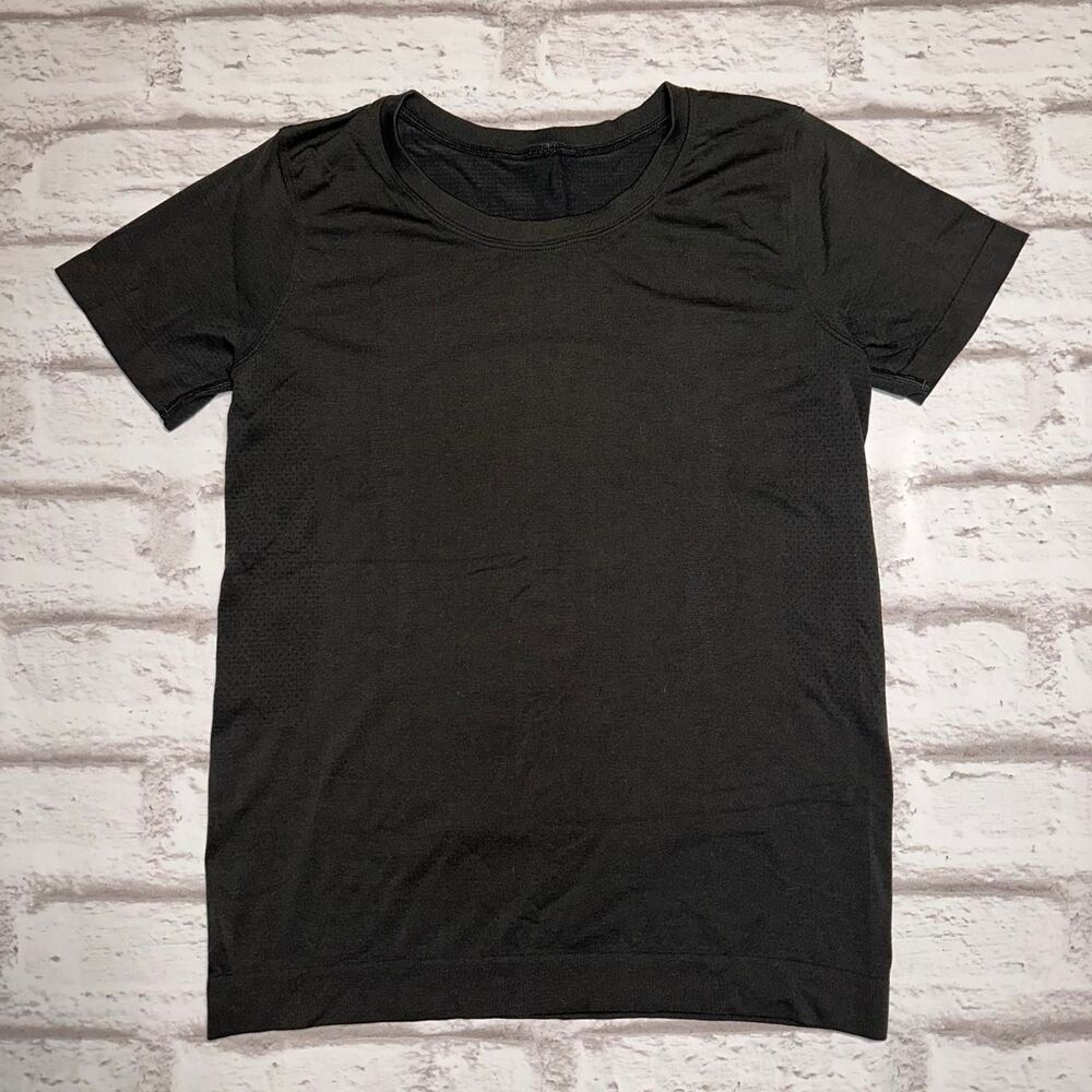 Lululemon Women's Black and Grey T-shirt